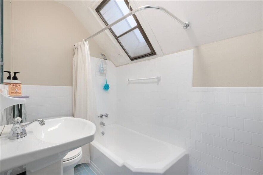 Building Photo - 422 Wayland Ave