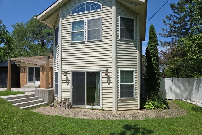 Building Photo - 635 Cumberland St