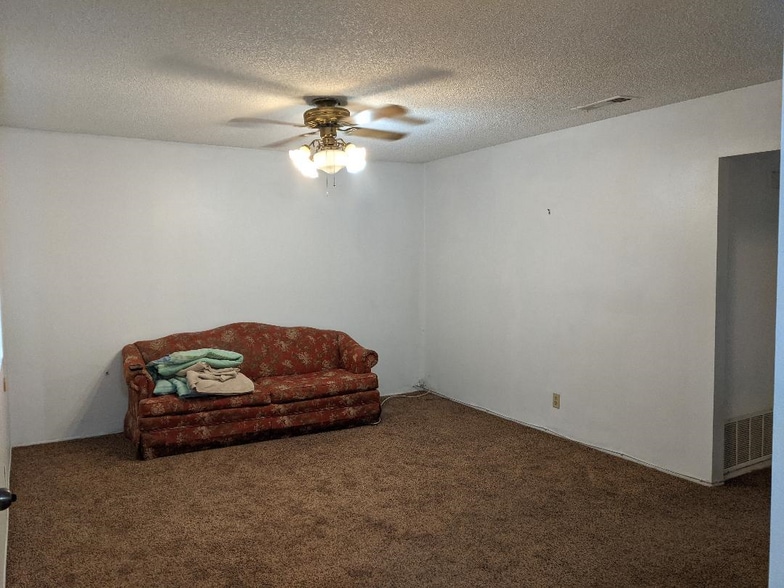 LIVING ROOM - 2133 Casita Ct