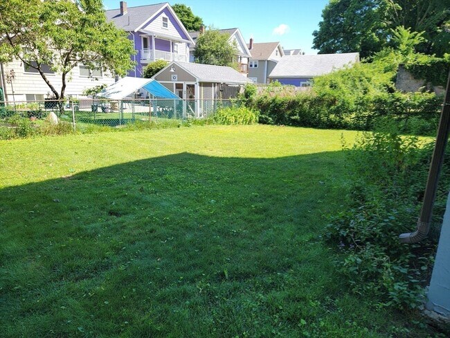 Building Photo - 49 Leslie Rd