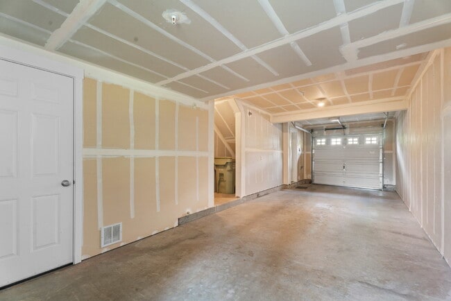 Building Photo - Spacious 3-Level Townhome for Rent in Prime Location