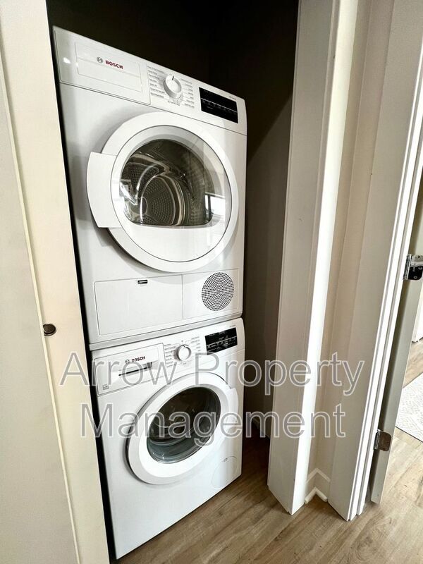 Building Photo - 1215 Claude Rd