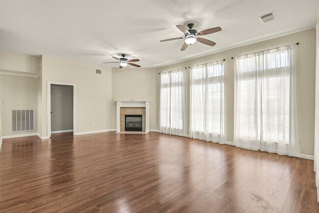 Building Photo - 313 Winding Oak Ln S