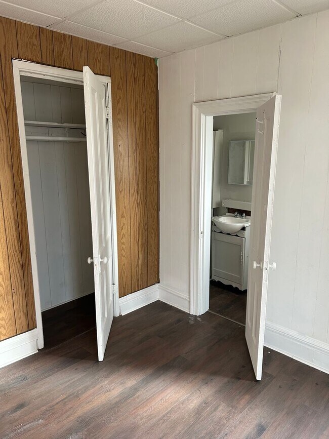 Building Photo - 230 E Chestnut St