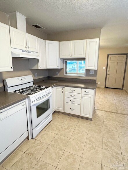 Building Photo - 1010 Hawthorn Dr