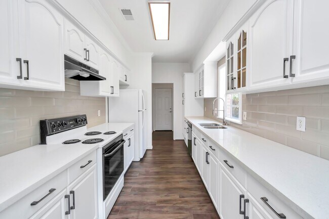 Building Photo - 12818 Chamberlain Dr