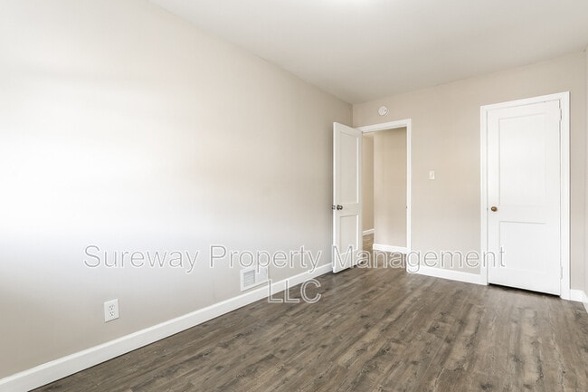 Building Photo - 915 W Browning Rd