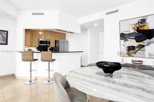 Building Photo - 801 Brickell Key Blvd