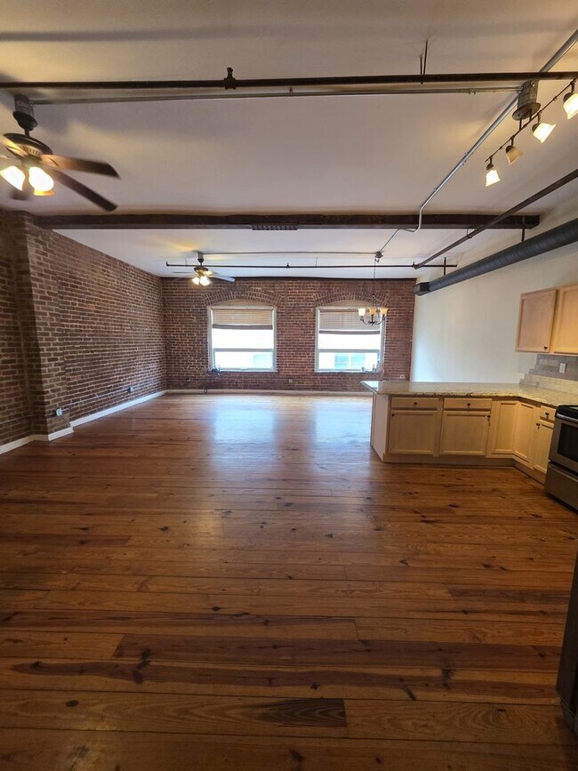 Building Photo - Loft Living 2 Bedroom