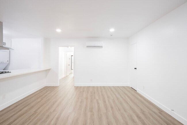 Building Photo - Newly Remodeled Ground Floor 1 Bed / 1 Bath Apartment in Prime West Hollywood