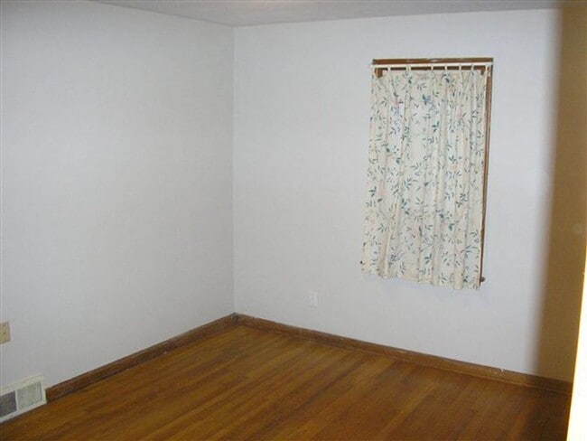 Building Photo - 1 bed 1 bath, 844 square foot home located...