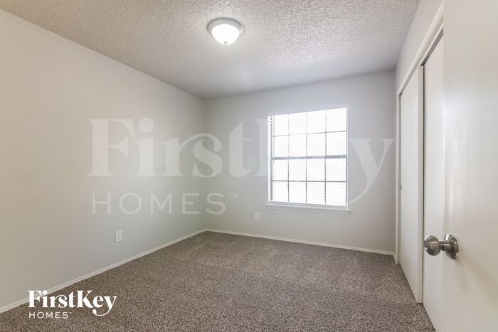 Building Photo - 2216 Turf Club Dr