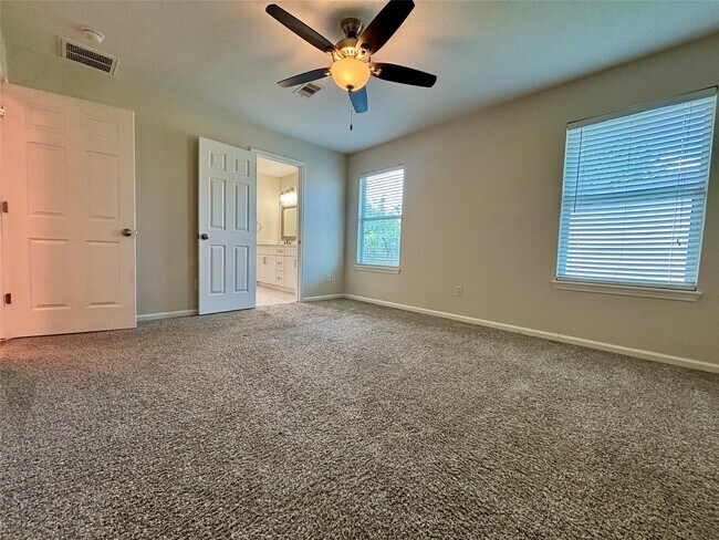 Building Photo - 13019 Skyline Dr