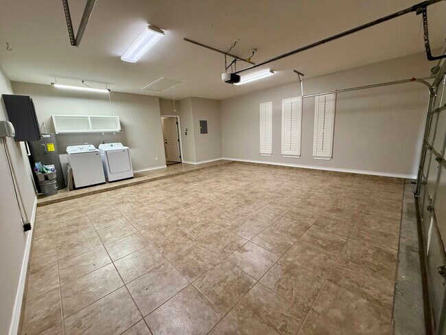 Building Photo - 216 Canyon Oak Dr