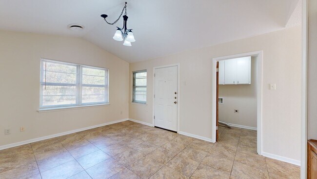 Building Photo - SINGLE FAMILY HOME $1,395 + 2 WEEKS FREE R...