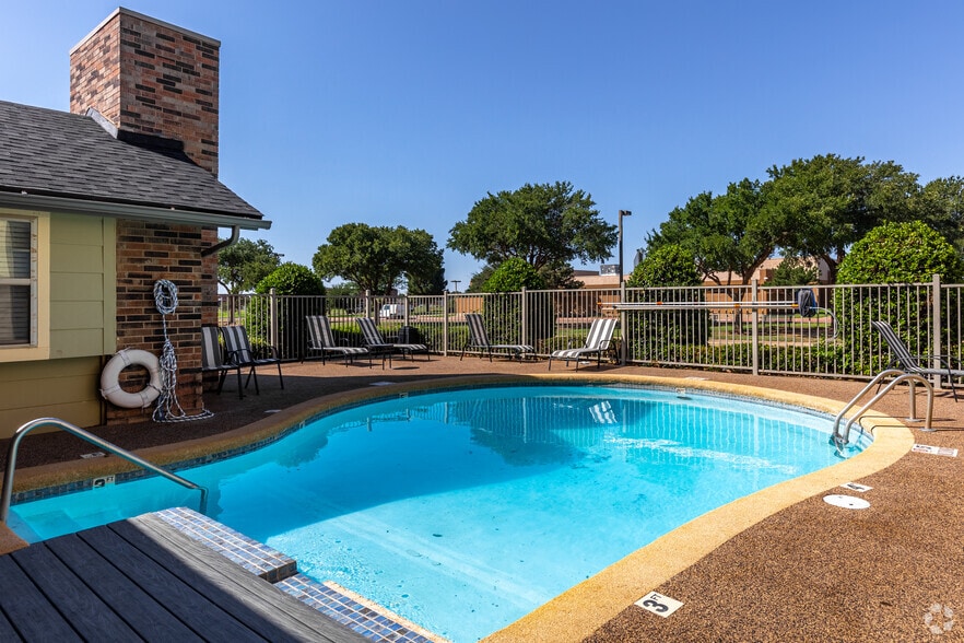 Pool - Quail Creek Apartments