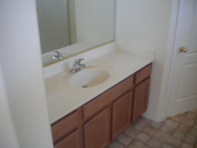 Building Photo - Spacious 3 bedroom, 2.5 bathroom