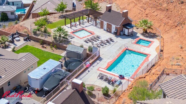 Building Photo - Charming 3 bedroom Townhome. 2 Community Pools!