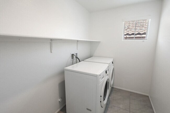 Building Photo - 10589 Sariah Skye Ave