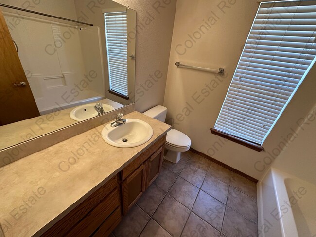 Building Photo - Spacious and nicely located on a cul-de-sac street 3 bedroom 2 bathroom home for rent.