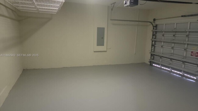 Building Photo - 571 SE 37th Pl