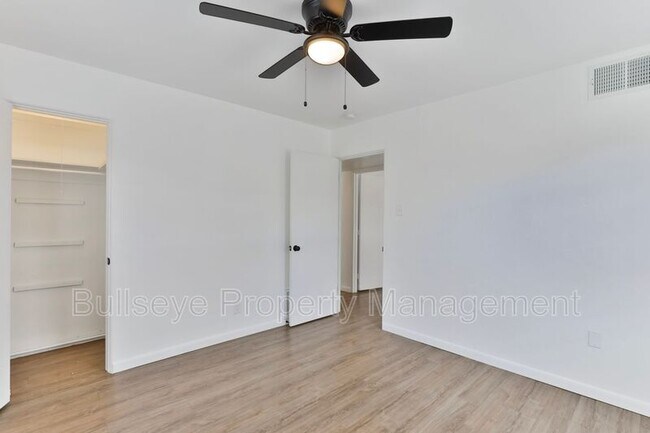 Building Photo - 2129 W Weldon Ave