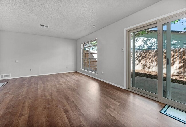 Building Photo - 1524 Eichen Rd