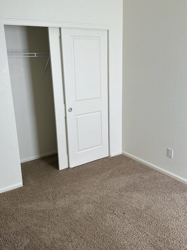 Building Photo - New 3 bedroom, 2 bath ranch style home in ...