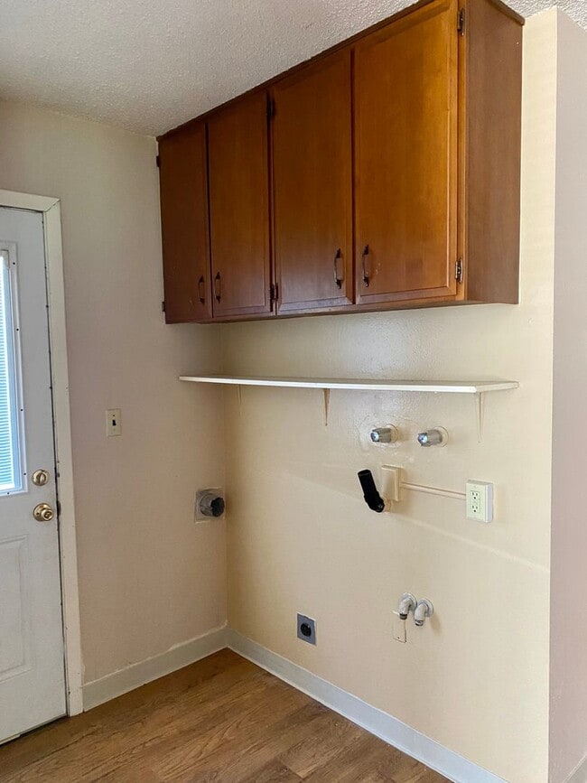 Building Photo - 2 bed 1 bath duplex - water, sewer and gar...