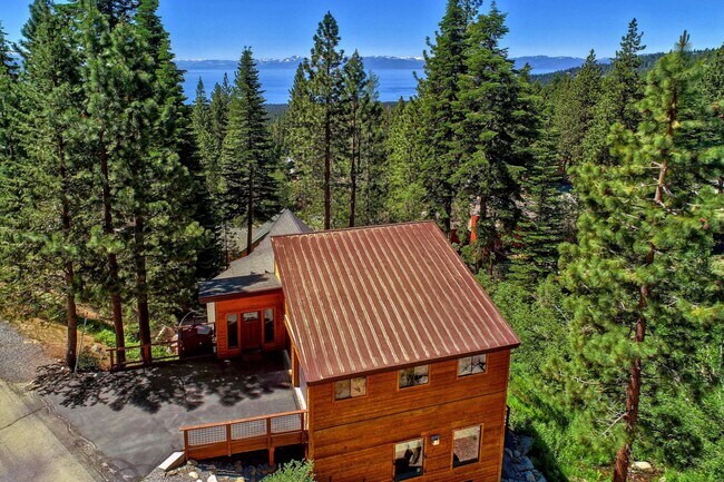 Building Photo - Gorgeous Lakeview! Pet Friendly w a Garage & AC!
