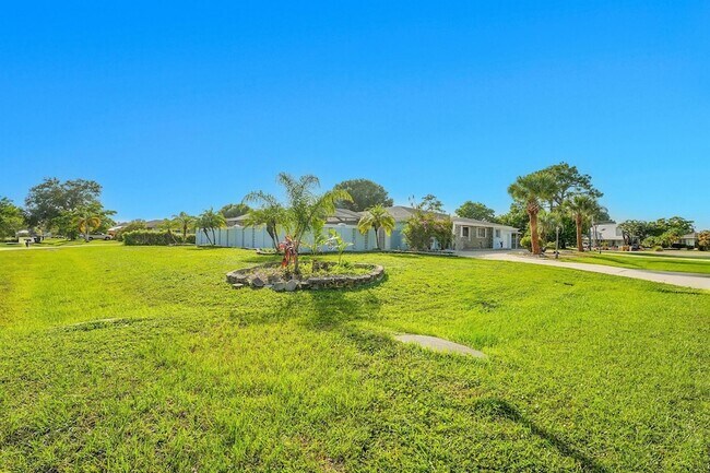 Building Photo - 154 SE Naranja Ave