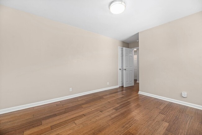 Building Photo - (Coming Soon) Renovated Home just minutes from Uptown!