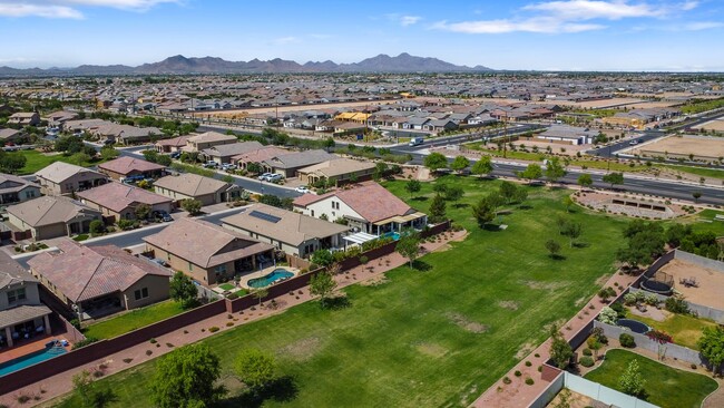 Building Photo - Beautiful 3 bedroom plus den!