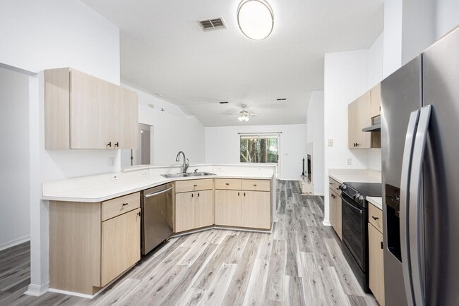 Building Photo - Nicely remodeled 4 bedroom 2 bath home In Hickory Forest