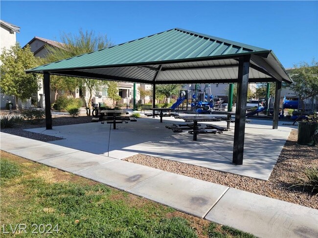 Building Photo - 3-BEDROOM TOWNHOME IN GATED NORTH LAS VEGA...