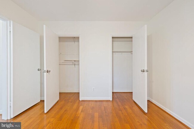 Building Photo - 4822 Chevy Chase Dr