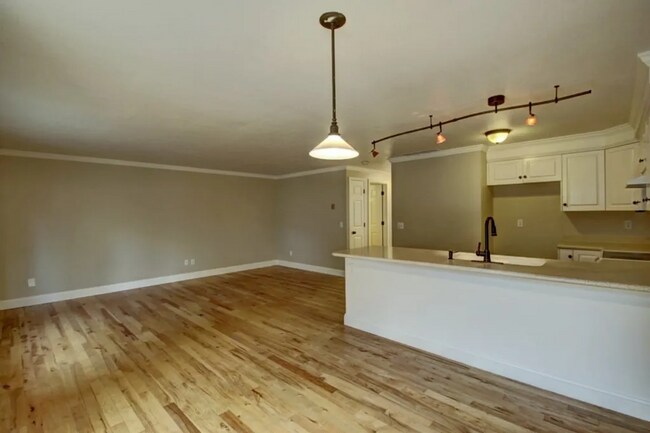 Building Photo - Spacious 3 bed Townhome with Fenced Yard, ...