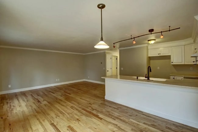 Building Photo - Spacious 3 bed Townhome with Fenced Yard, Garage, & Community Pool in Prime Boise Location!