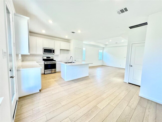 Building Photo - 21823 White Stone Creek Dr