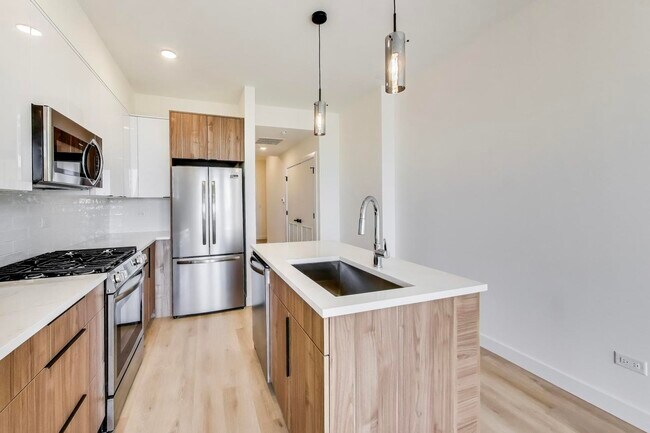 Building Photo - 1950 W Lawrence Ave