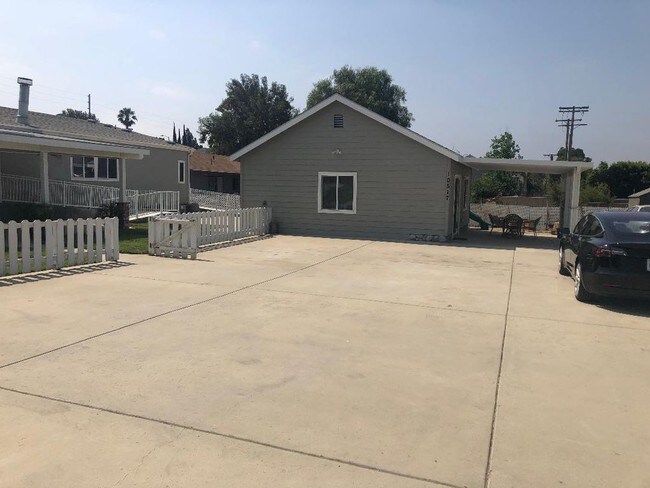 Building Photo - 10517 Topanga Canyon Blvd