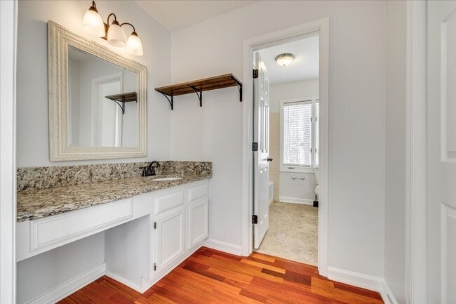 Building Photo - River Hills: 3 BR with 2 Full & 2 Half Baths