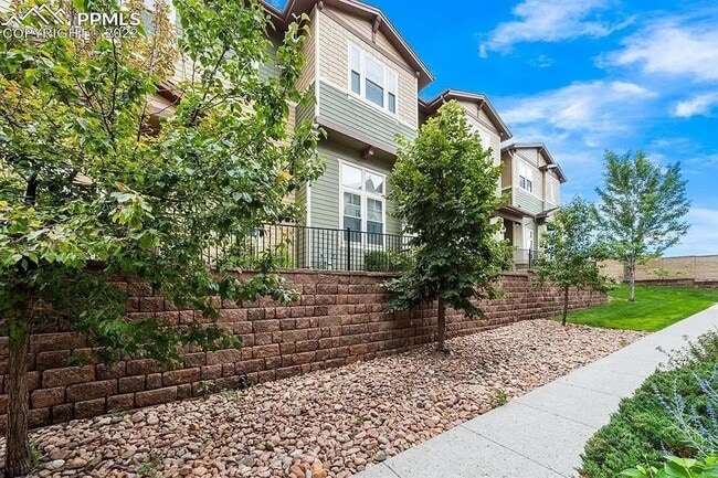 Building Photo - Beautiful 2 bedroom townhouse near Pine Cr...