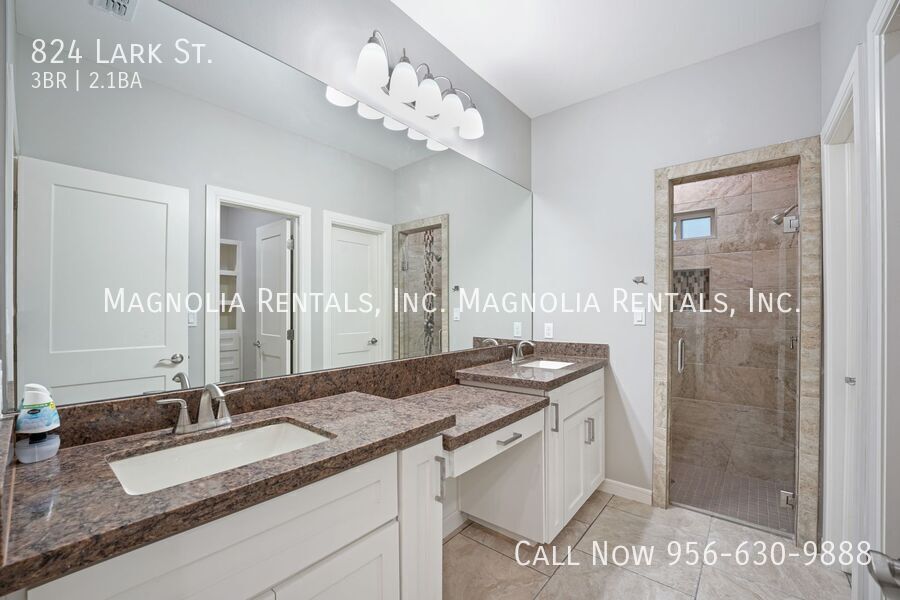 Building Photo - 824 Lark St