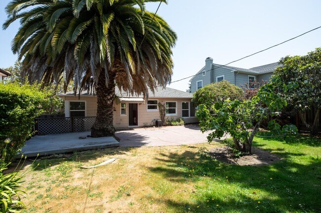Building Photo - 1437 Cabrillo Ave