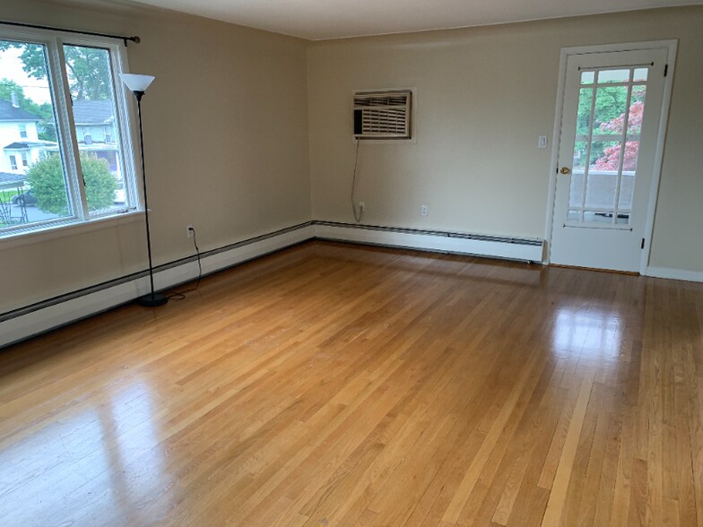 Building Photo - 307 Warren St