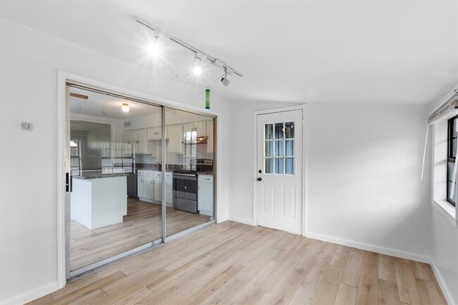 Building Photo - 1303 Barrington Dr