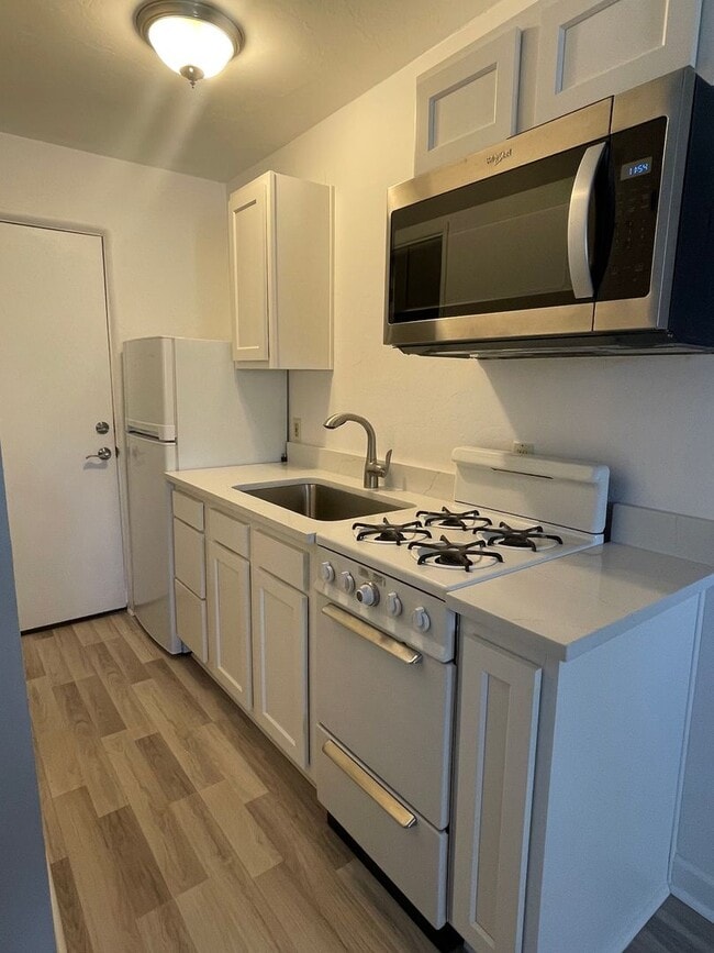 Building Photo - Charming Studio Near the University of Ari...