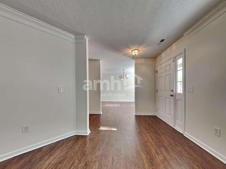 Building Photo - 6527 Forest Cross Dr