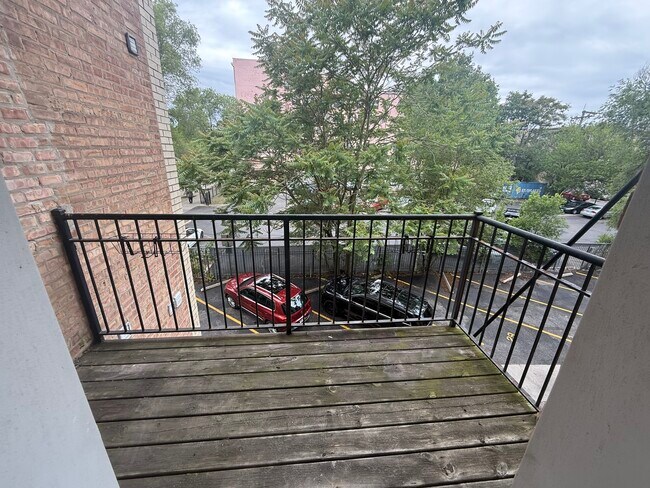 Building Photo - 6954 N Greenview Ave